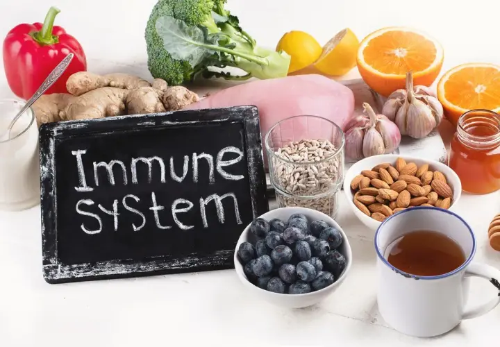 Alimenti per rafforzare il sistema immunitario: broccoli, aglio, zenzero, agrumi, frutti di bosco, mandorle, semi di girasole, miele e pollo.