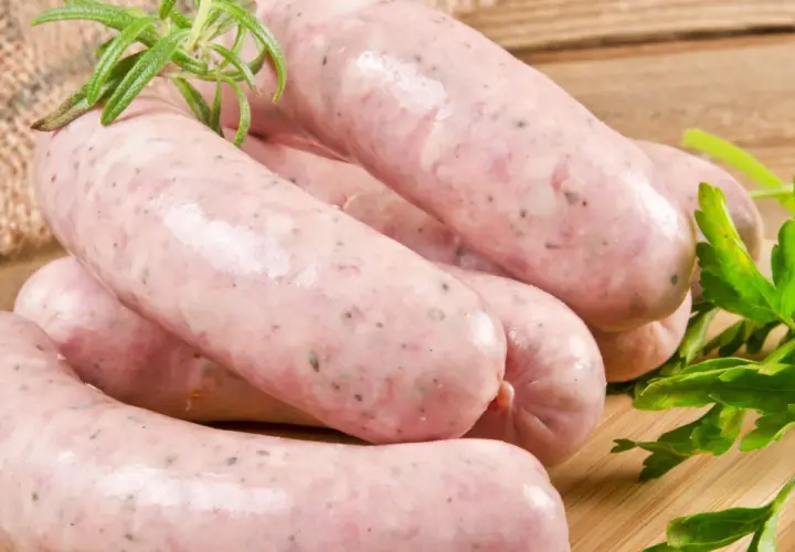 Świeża biała kiełbasa z ziołami, gotowa do parzenia. Idealna na Wielkanoc.