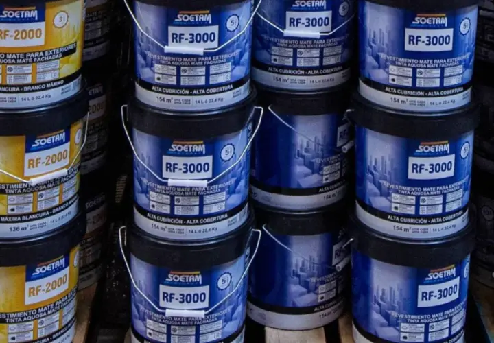 Cubos de pintura Soetam RF-2000 y RF-3000, ideales como mejor pintura para exterior, apilados y listos para proteger fachadas.