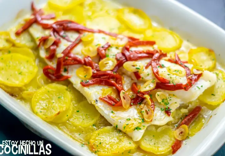 Bacalao al horno con patatas, pimientos rojos y ajo. Una receta bacalao al horno sencilla y deliciosa, lista para disfrutar.