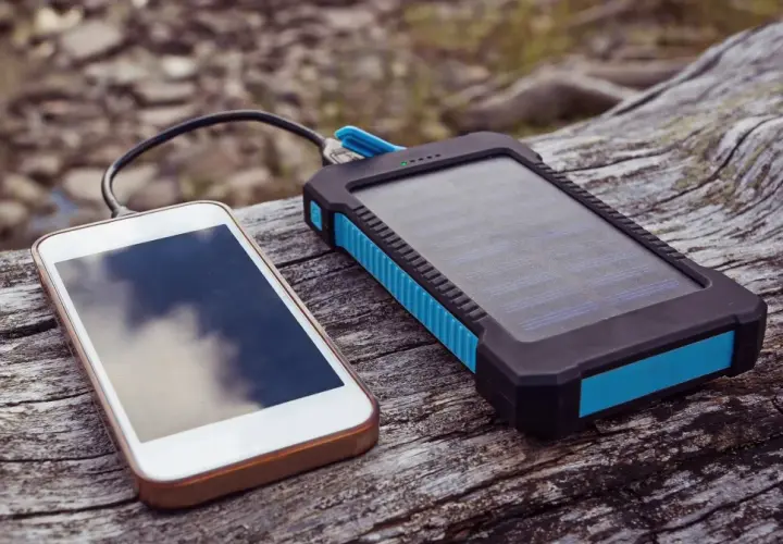 Telefon ładuje się dzięki powerbankowi solarnemu. To rozwiązanie, jak naładować telefon bez prądu w plenerze.