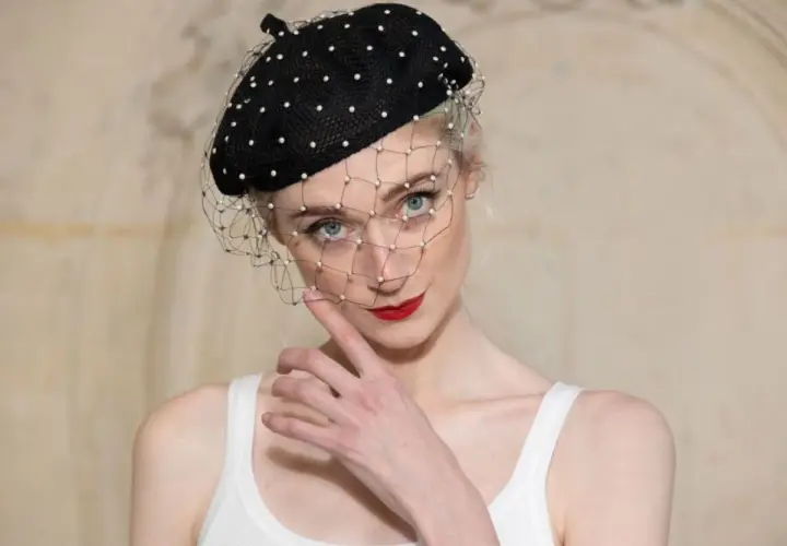 Elegancki beret damski w kropki z woalką, idealny do stylowych stylizacji.