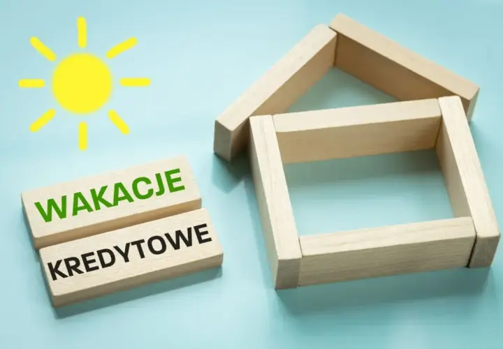 Słońce i dom z klocków symbolizują wakacje kredytowe. Sprawdź warunki, by cieszyć się zasłużonym odpoczynkiem bez zmartwień.