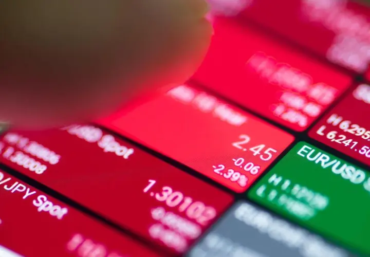 Ein Finger tippt auf einen Bildschirm mit Börsenkursen. Ein ETF auf Stahl könnte hier eine interessante Investition sein.