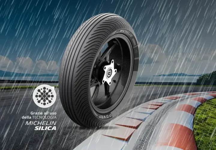 Pneumatico Michelin su pista bagnata, con pioggia battente. La tecnologia Michelin Silica garantisce un'ottima durata pneumatici e aderenza.