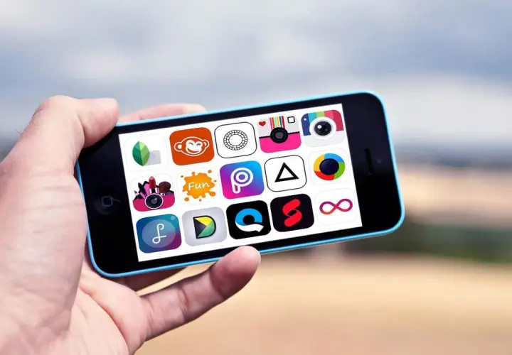 Telefon z ikonami wielu programów do obróbki zdjęć, idealny do kreatywnego edytowania fotografii.