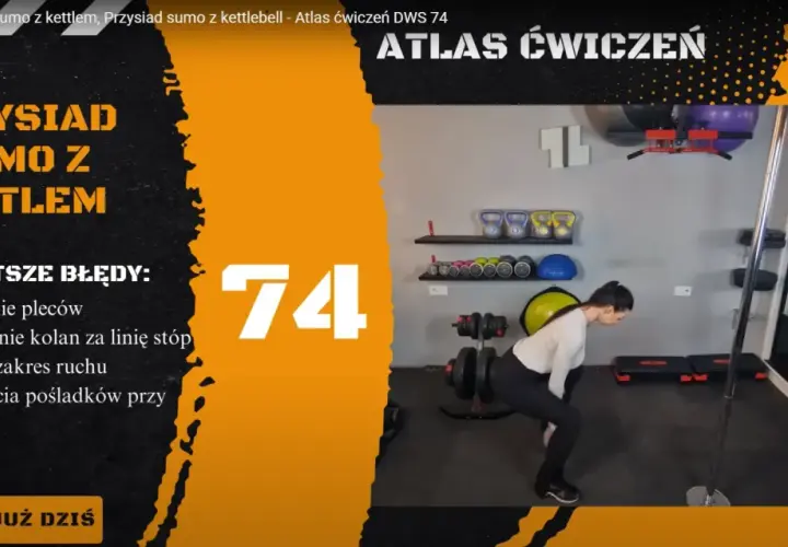 Kobieta wykonuje przysiad sumo z kettlebell. Na ekranie widnieje napis "Przysiad sumo z kettlem" oraz lista najczęstszych błędów.