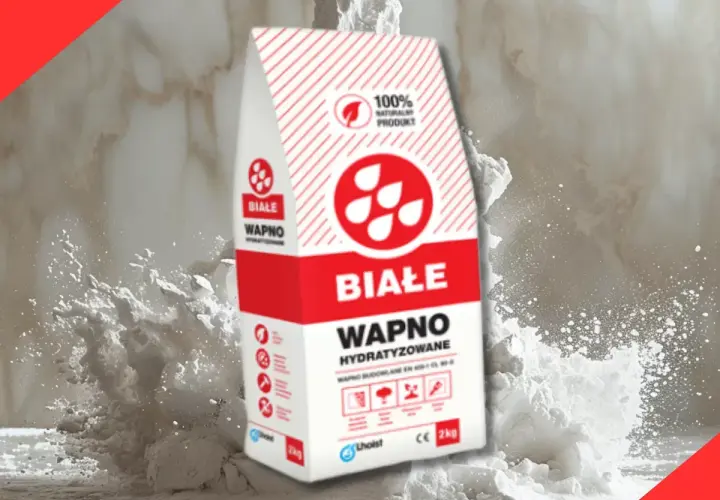 Białe wapno hydratyzowane w worku, eksplodujące w chmurze pyłu. Produkt naturalny do budowy.