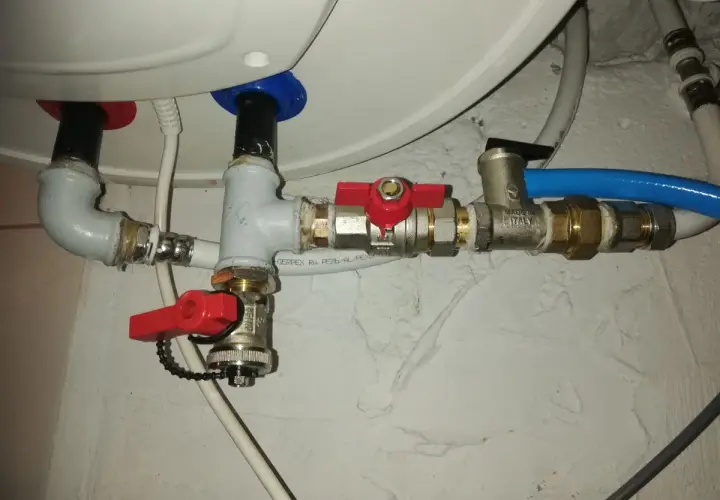 Zawór bezpieczeństwa w bojlerze elektrycznym zamontowany jest na rurze doprowadzającej wodę, tuż przy urządzeniu.