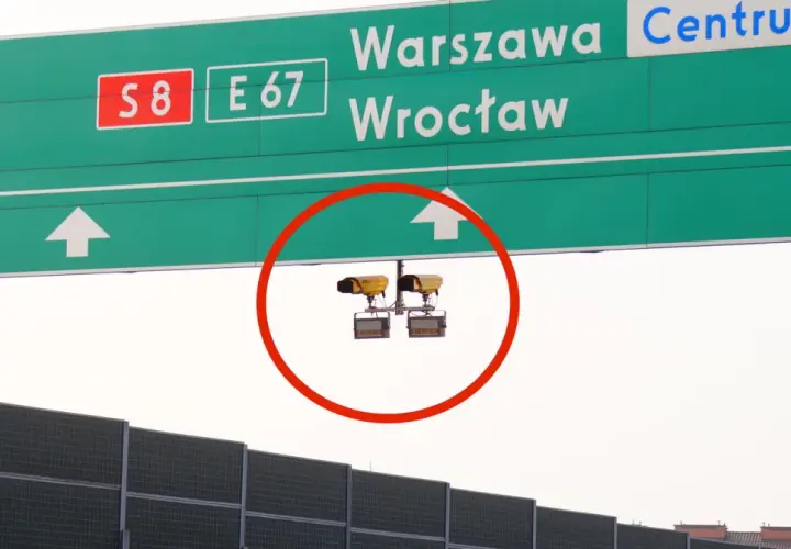 Dwa żółte urządzenia nad drogą S8 E67 w kierunku Warszawy i Wrocławia to system odcinkowego pomiaru prędkości.