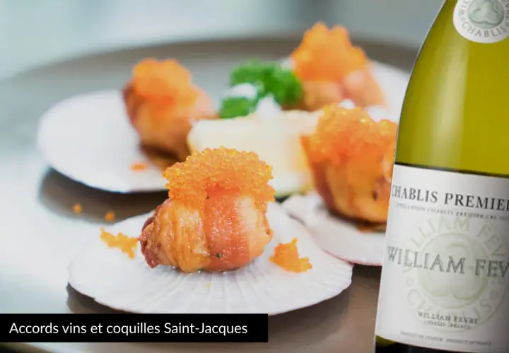 Coquilles Saint-Jacques au safran et vin blanc, accompagnées d'une bouteille de Chablis.