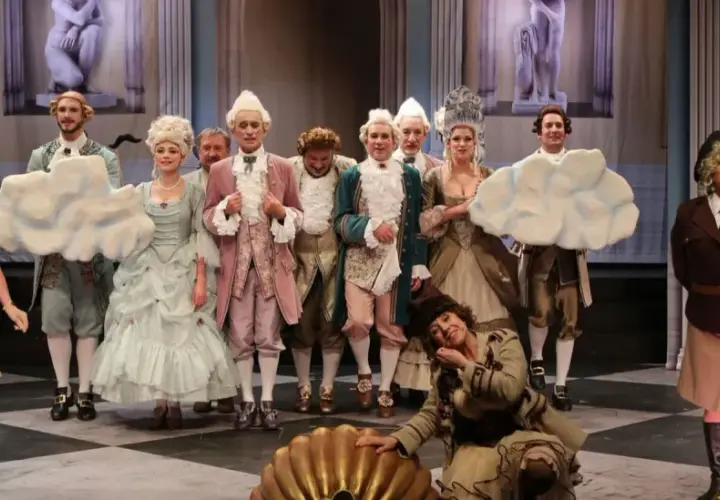 Piękna Lucynda w teatrze na 6. piętrze, w otoczeniu aktorów w strojach z epoki, przygotowuje się do spektaklu.