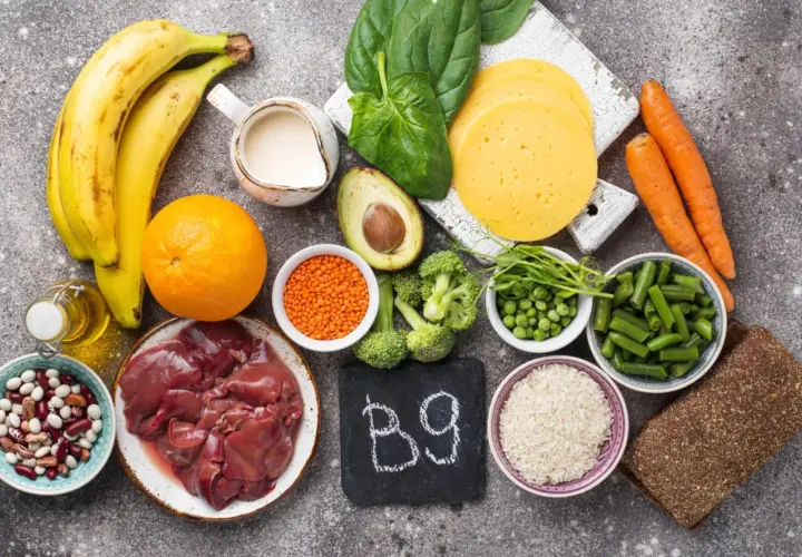 Bananen, Orangen, Linsen, Spinat, Brokkoli, Erbsen, Bohnen, Leber, Reis, Karotten, Käse, Brot – alles vitamin b9 lebensmittel.