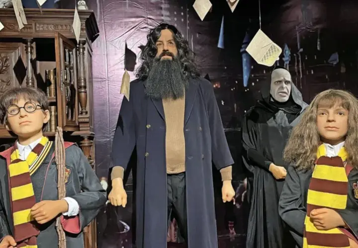Postacie z Harry'ego Pottera w Muzeum Figur Woskowych Warszawa: Harry, Hagrid, Voldemort i Hermiona.