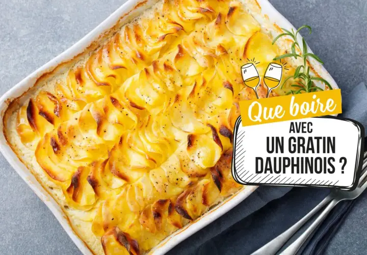 Un gratin dauphinois doré et crémeux, prêt à être dégusté. Quelle boisson pour accompagner ce plat ?