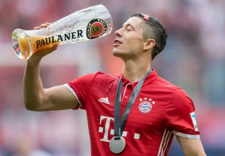 Ile Lewandowski zarabia miesięcznie? Zaskakujące fakty o jego dochodach