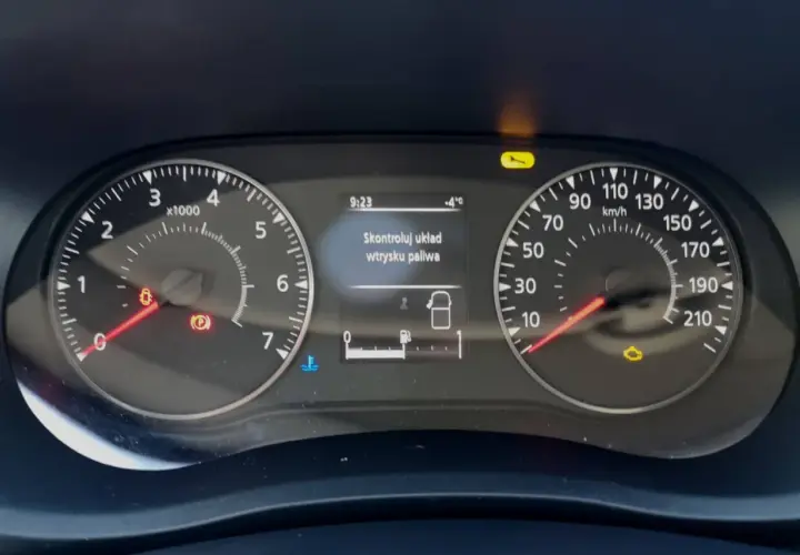 Kontrolki Renault Master 3: komunikat "Skontroluj układ wtrysku paliwa", wskaźnik paliwa, obrotomierz, prędkościomierz i kontrolka silnika.