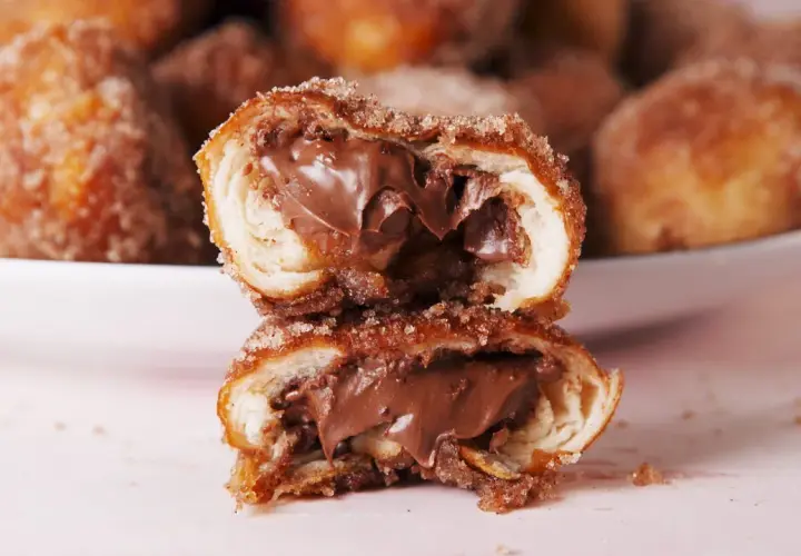 Bretzel au Nutella coupé en deux, révélant une garniture crémeuse au chocolat.