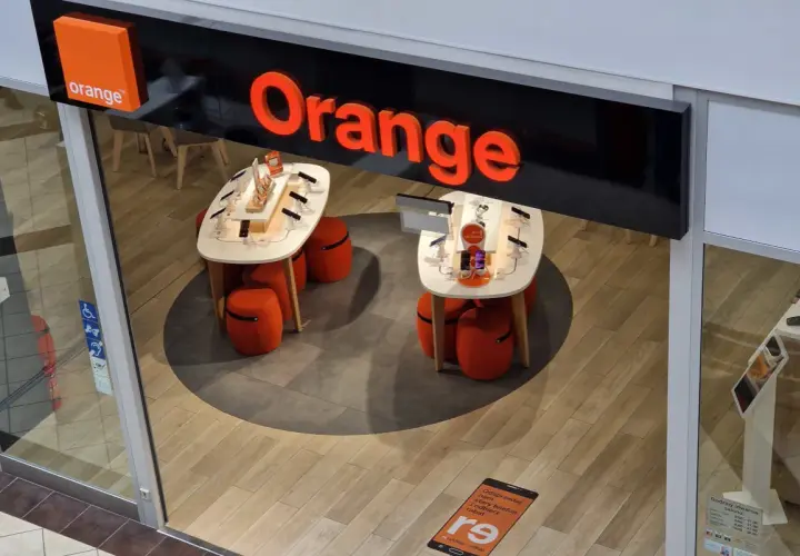 Sklep Orange z ekspozycją telefonów. Sprawdź, czy Twój pakiet komfortowy jest gotowy do odbioru.