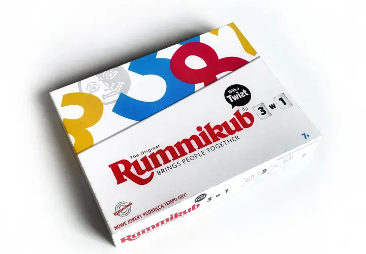 Pudełko gry Rummikub z hasłem "BRINGS PEOPLE TOGETHER". Poznaj zasady Rummikub i ciesz się grą!