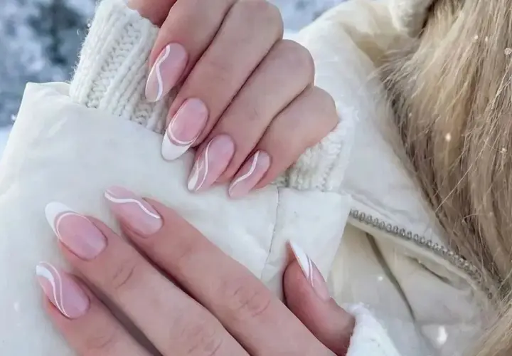 Vackra press on nails med en fransk manikyr och vita vågiga linjer. Perfekt för en vinterdag.