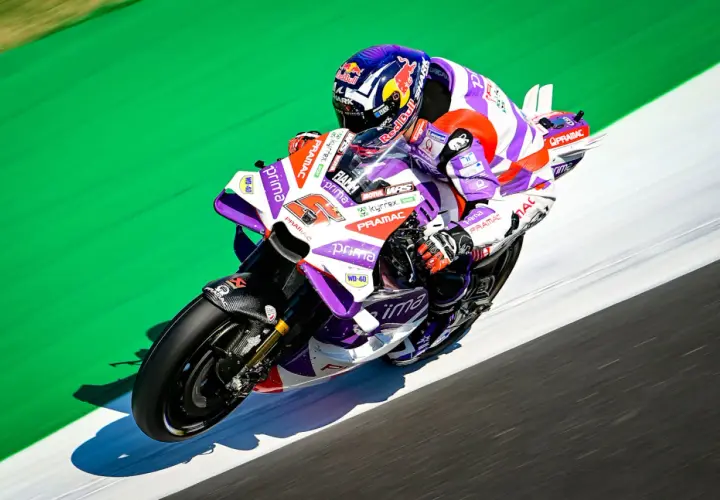 Johann Zarco, a piloto de MotoGP, compite a gran velocidad. Su edad no se refleja en su audacia en la pista.
