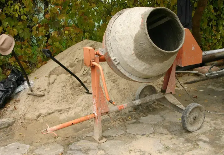 Betoniarka gotowa do pracy. Piasek i cement czekają, by stworzyć idealne beton proporcje.