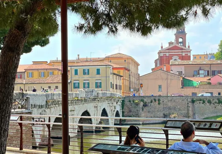 Ponte di Tiberio e palazzi colorati a Rimini, un'ottima idea per scoprire cosa vedere a Rimini e dintorni.