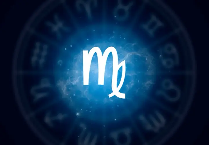 Symbol Panny na tle niebieskiej mgławicy. Sprawdź swój horoskop panna codzienny i odkryj, co gwiazdy mówią o Twoim dniu.