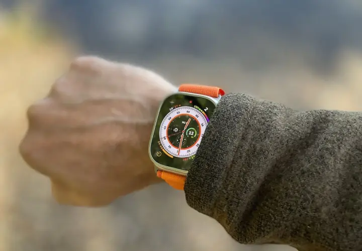 Apple Watch Ultra mit Kompass-App für die Navigation im Freien.