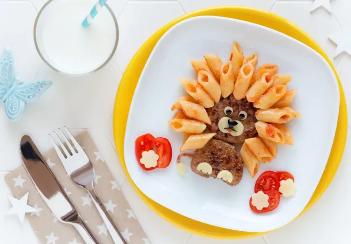 Un león hecho de hamburguesa y pasta, ideal para cenas para niños de 2 a 3 años. ¡Un plato divertido y nutritivo!