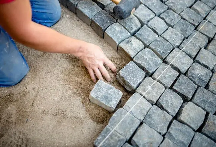 Ile za m kostki brukowej? Poznaj ukryte koszty i ceny usług