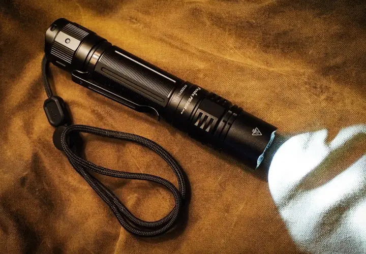 Czarna latarka Fenix PD36R Pro świeci mocnym światłem. Czy 1500 lumenów to dużo? Tak, to bardzo dużo światła do eksploracji!