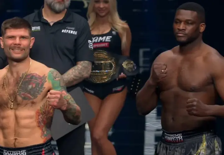 Dwóch zawodników MMA, jeden z tatuażami na klatce piersiowej, gotowych do walki. W tle ring girl z pasem mistrzowskim FAME. Wyniki walki będą emocjonujące!