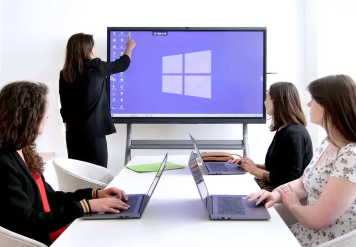 Frauen nutzen ein digitales Whiteboard online für eine Präsentation.