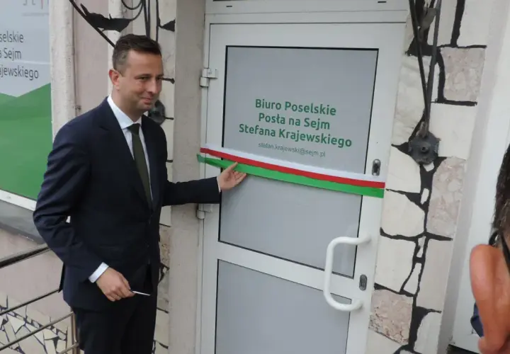 Otwarcie biura poselskiego PiS w Warszawie. Poseł Stefan Krajewski przecina wstęgę.