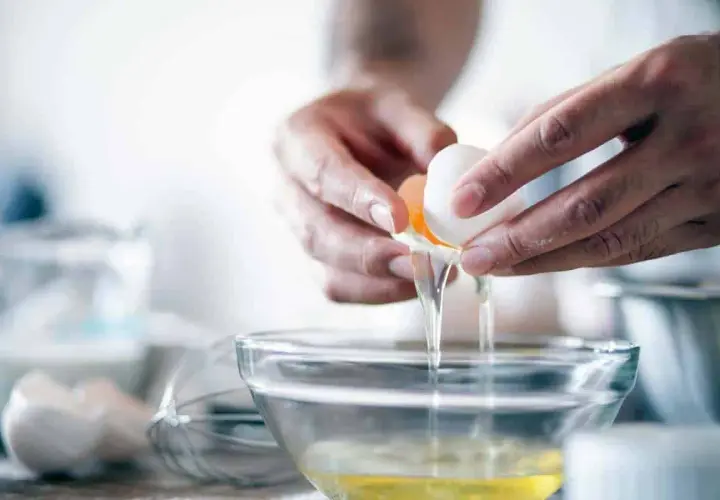 Séparer des blancs d'œufs pour faire des meringues ou une omelette. Que faire avec des blancs d'œufs ?