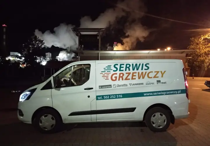 Biały van z napisem "SERWIS GRZEWCZY" i numerem telefonu. To firma ter met serwis kielce.