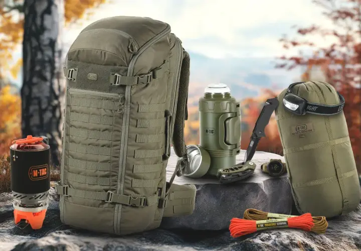 Plecak, kuchenka, termos, nóż, zegarek i śpiwór - wszystko, czego potrzebujesz na wyprawę. Outdoor to przygoda!