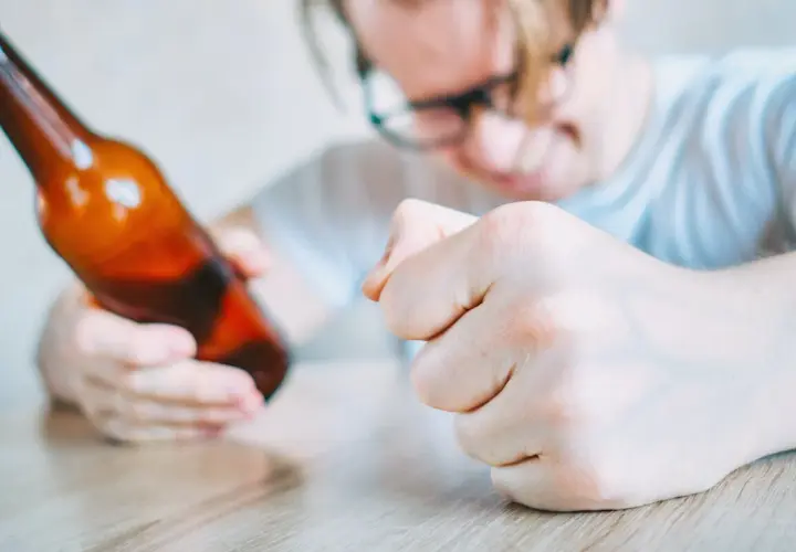 Zaciśnięta pięść i butelka piwa. Jak udowodnić w sądzie że mąż jest alkoholikiem?