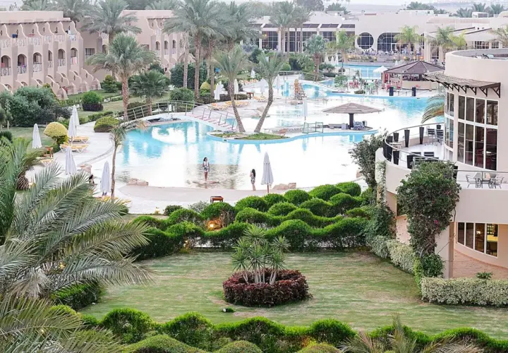 Luksusowy resort Prima Life Makadi z basenami, palmami i zadbaną zielenią.