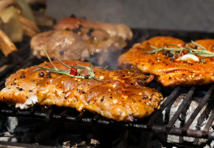 Soczysta karkówka na grillu, przyprawiona ziołami i pieprzem. Idealny sposób, jak przyprawić karkówkę na grilla, by zachwycić smakiem.
