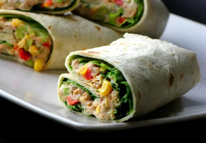 Pyszna tortilla z tuńczykiem, chrupiącą sałatą, kukurydzą i papryką. Idealna na szybki lunch.