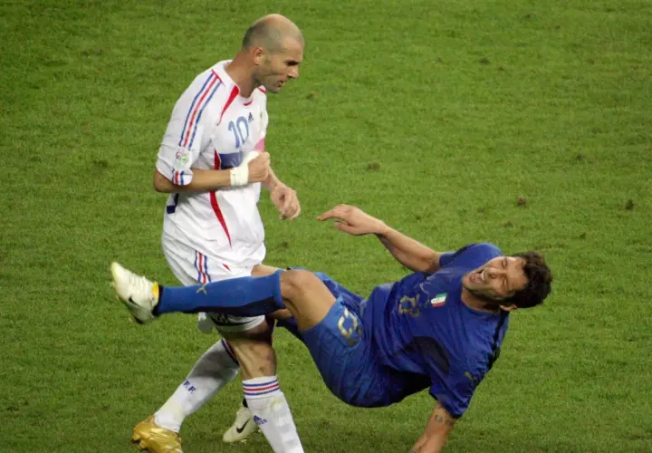 Zidane uderza Materazziego w klatkę piersiową podczas meczu.