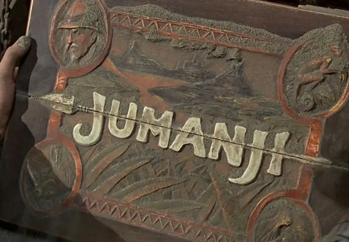 Drewniana skrzynka z napisem "JUMANJI" i reliefami zwierząt, przypominająca rekwizyty z filmów Jumanji.