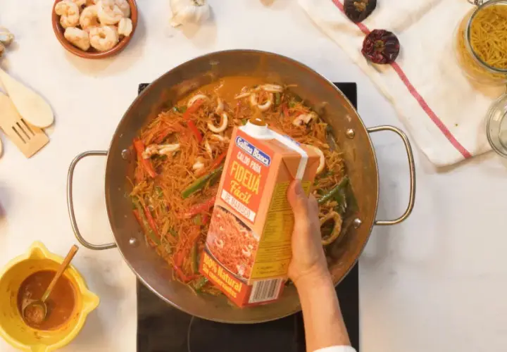 Fideuá fácil con gambas y sepia: receta sencilla para disfrutar sin complicaciones