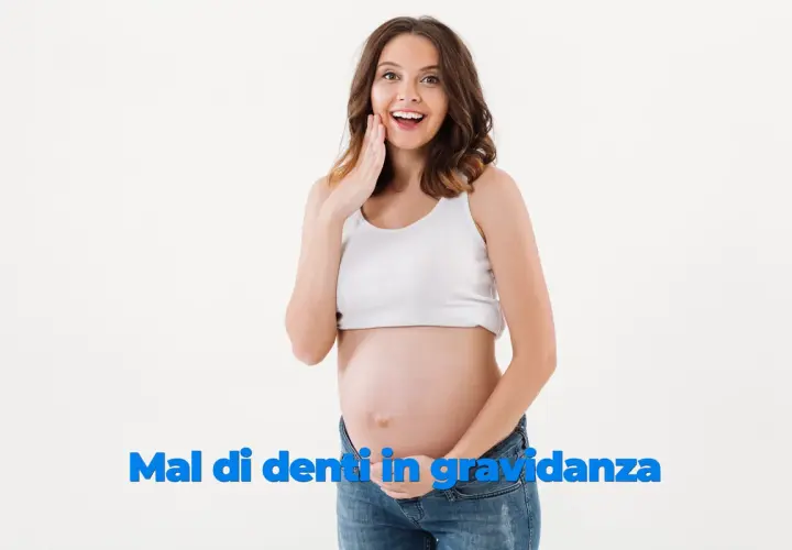 Donna incinta con espressione sorpresa, che si tocca la guancia. Il testo sovrapposto parla di mal di denti in gravidanza.