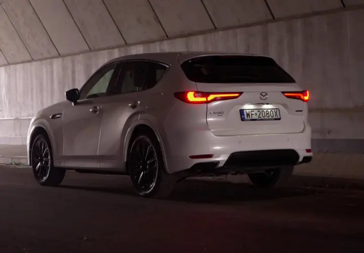 Biała Mazda CX-60 z czarnymi felgami w tunelu. Poznaj jej imponujące mazda cx 60 wymiary.