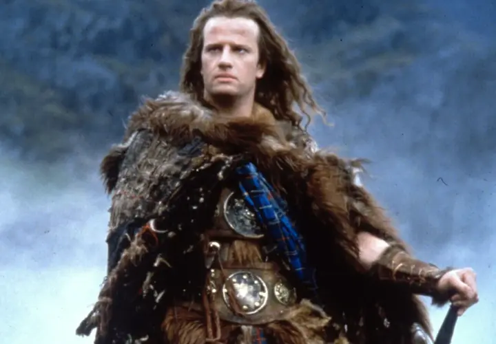Christopher Lambert w filmach jako nieśmiertelny wojownik w futrzanej zbroi, gotowy do walki.