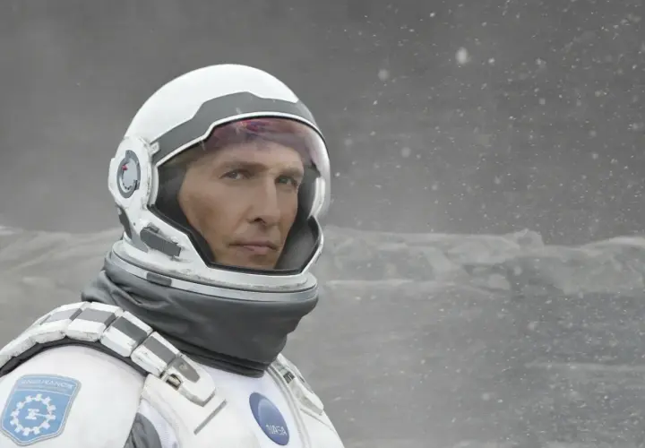 Astronaut w skafandrze z filmu Interstellar 2, wpatrzony w nieznane.